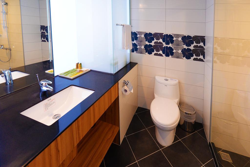 Bamboo Hotel Kaohsiung Bagian luar foto