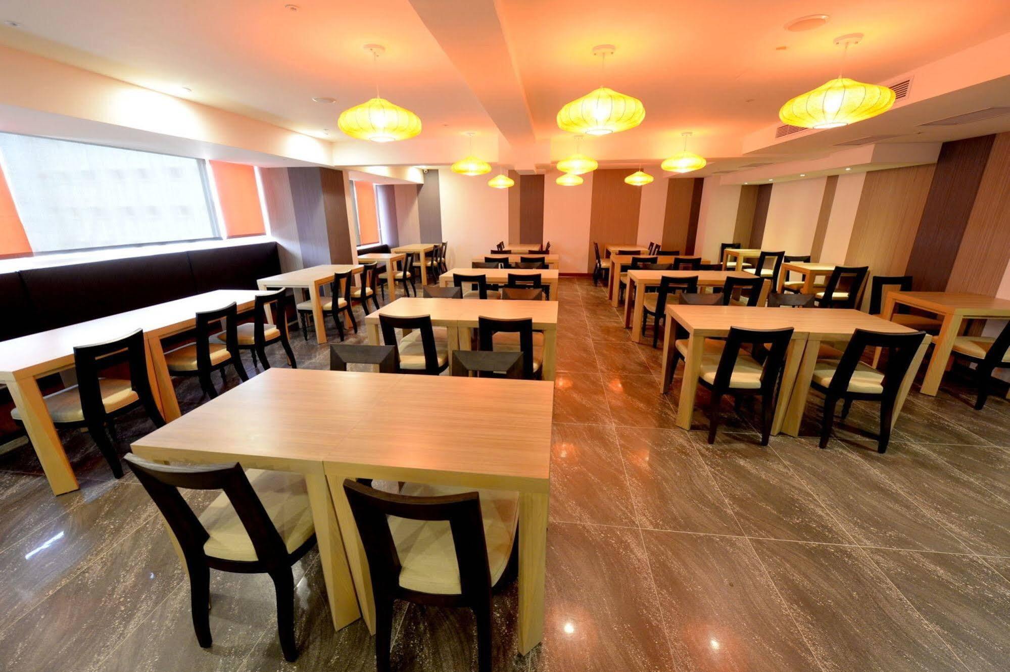 Bamboo Hotel Kaohsiung Bagian luar foto