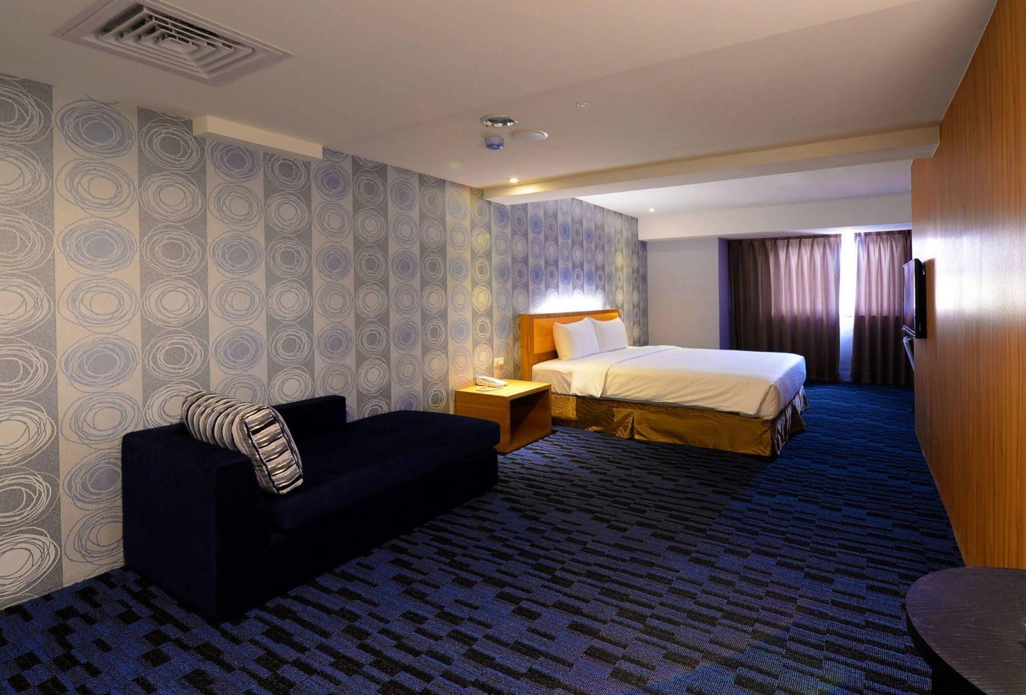 Bamboo Hotel Kaohsiung Bagian luar foto