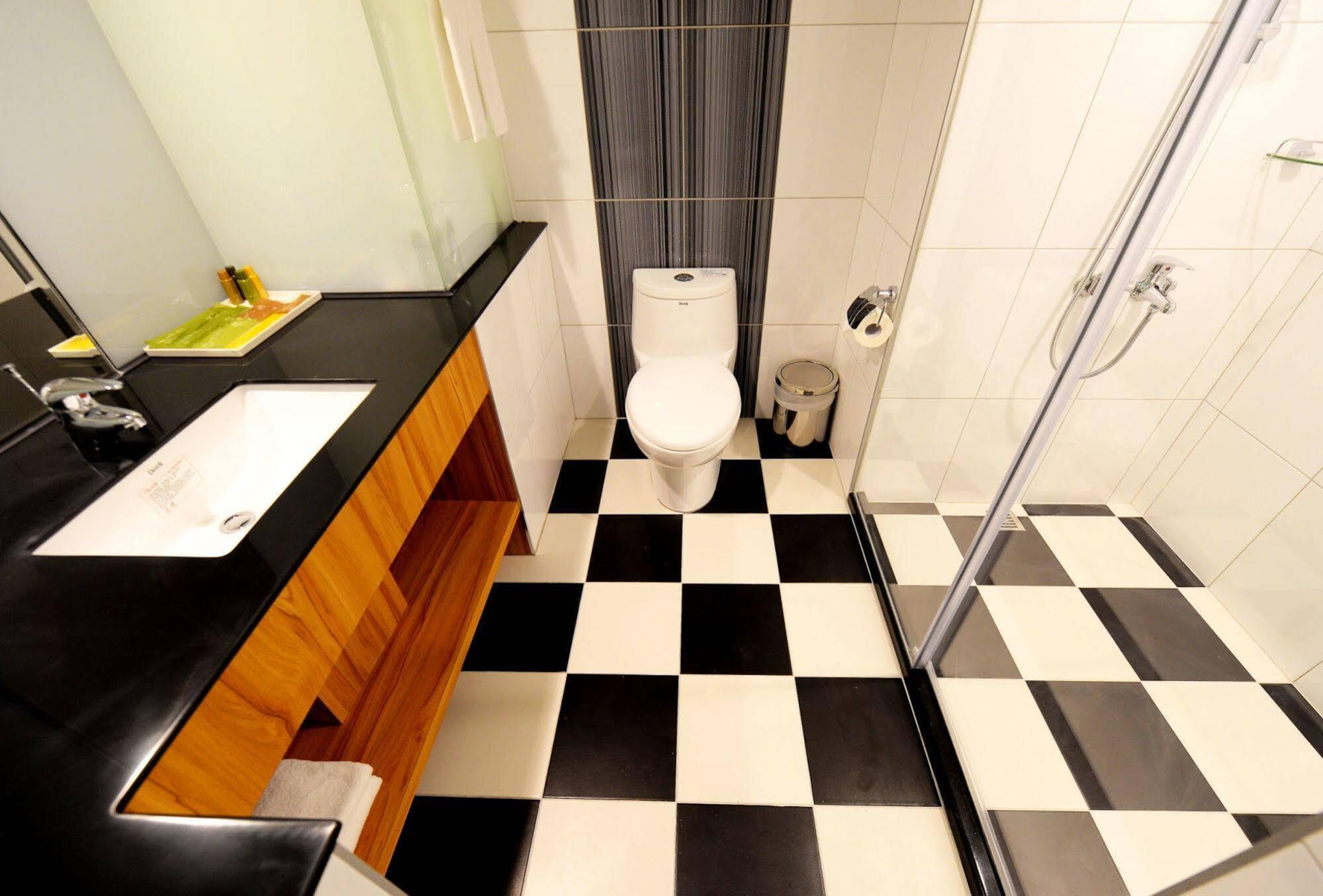 Bamboo Hotel Kaohsiung Bagian luar foto