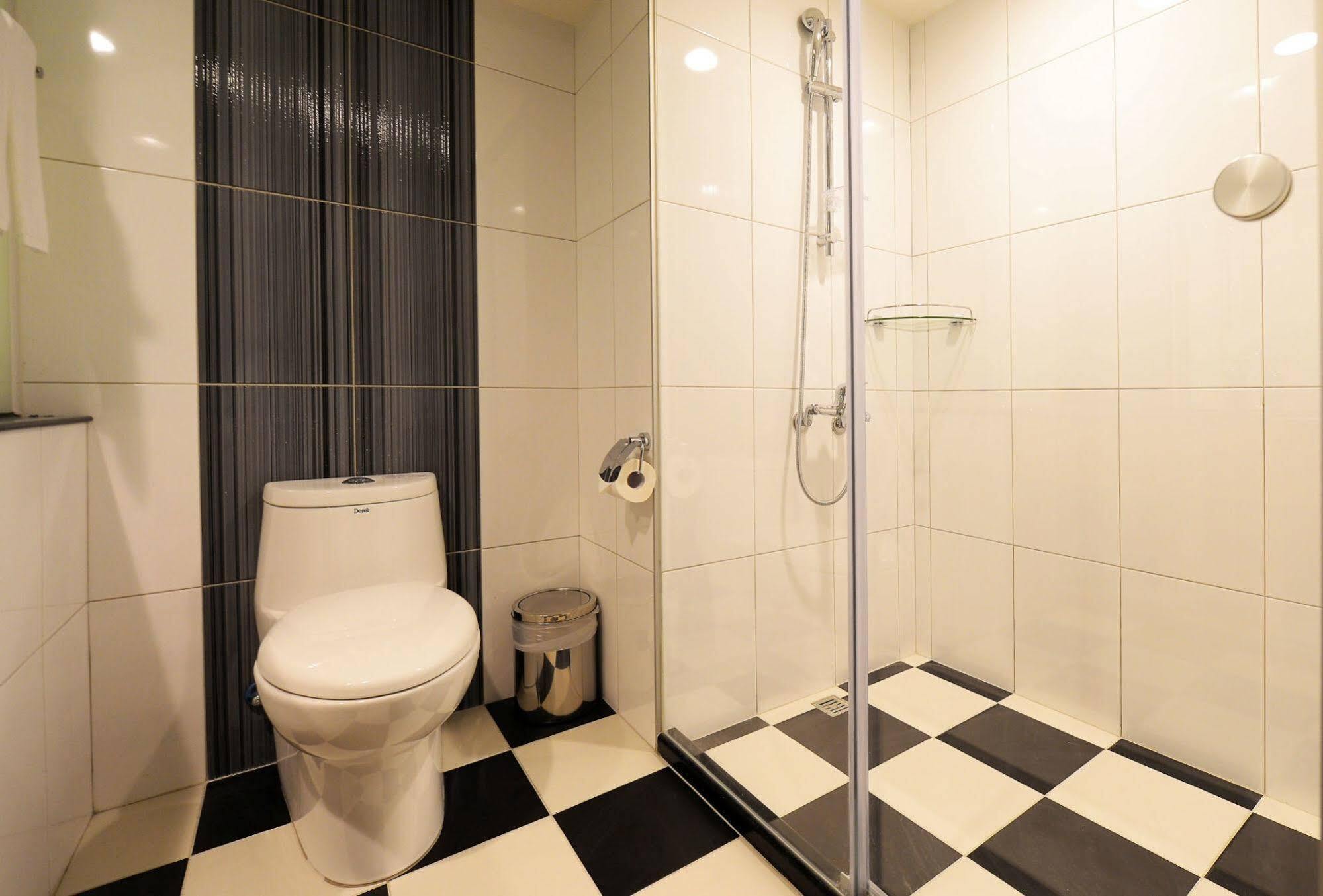 Bamboo Hotel Kaohsiung Bagian luar foto